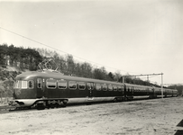 155593 Afbeelding van het nieuwe electrische treinstel nr. 801 (mat. 1940) van de N.S. op de spoorlijn bij Maarn.